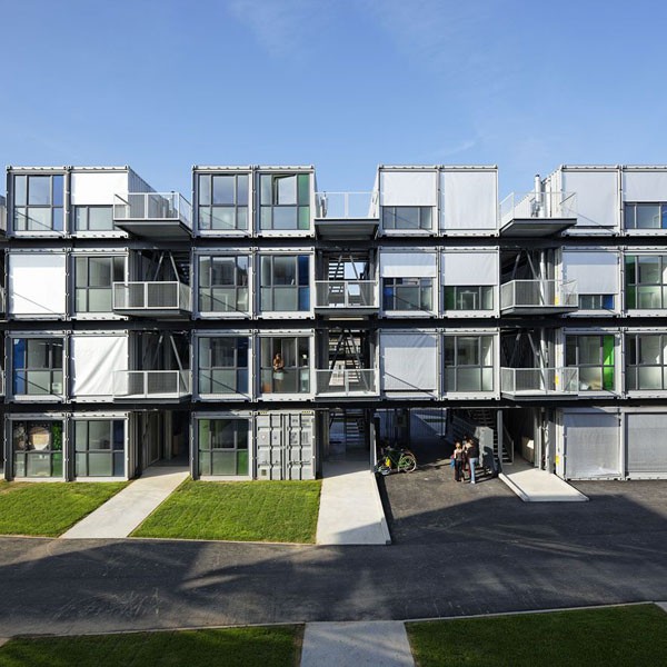 Versand Contianers bauen Studentenwohnheim auf